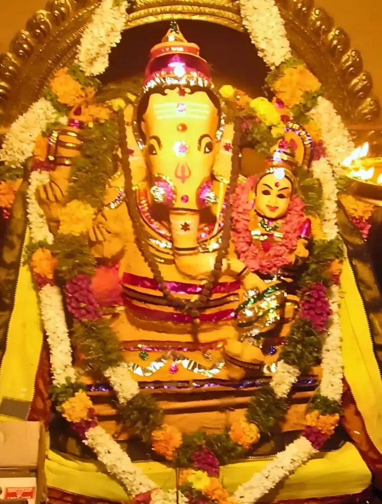 sri ucchistha ganapati with sri neelavani (tirunelveli)